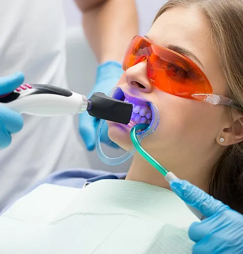 Chica en blanqueamiento dental