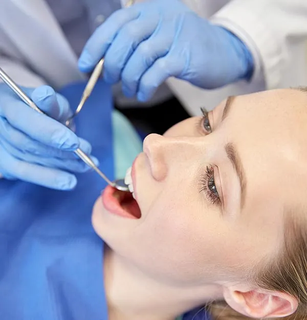 Chica en revisión dental 